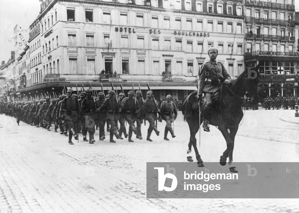 Immagine di Fotografia "Soldati tedeschi sfilata a Bruxelles" 1914, b/w