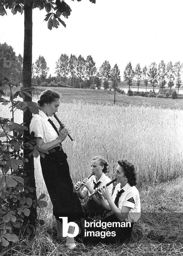 Immagine di Fotografia "Membri BDM che suonano registratori (foto in b/n)" 1939, b/w