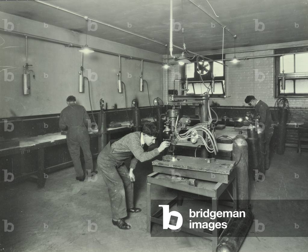 Bild von Fotografie "Borough Polytechnic: Oxyacetyline Schweißen und Schneiden Werkstatt" 1930 von English Pho