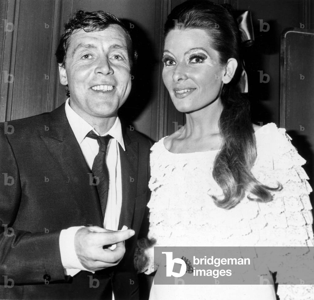 Immagine di Fotografia "Cantante francese Francois Deguelt con una modella" 1966, b/w