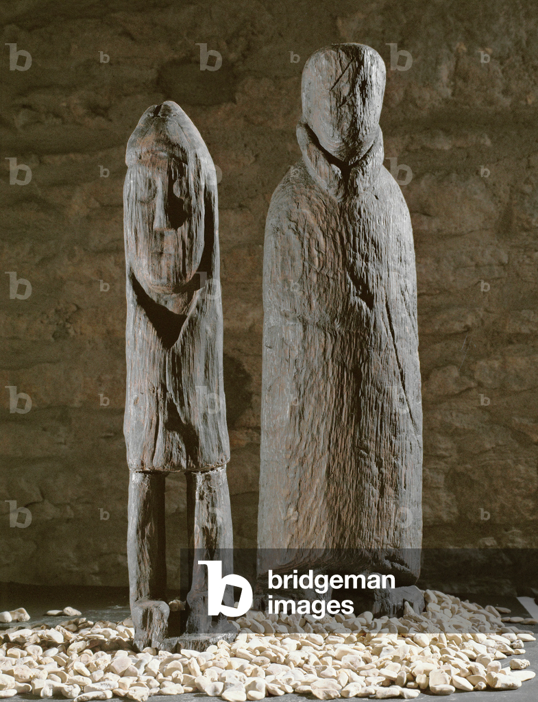 Bild von Skulptur "Zwei Holzstatuen" von Erich Lessing