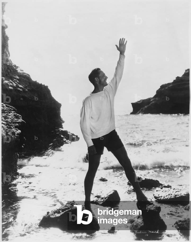 Image de Photographie représentant L'acteur Fredric March debout 1942, b/w