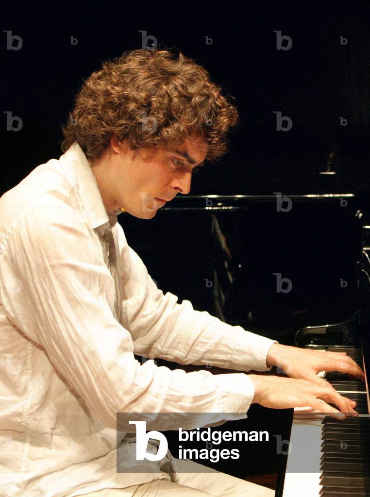 "Paul Lewis suona pianoforte" 2004 di Vicky Alhadeff