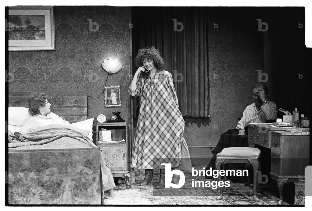 Immagine di Fotografia "La farsa della camera da letto" di John Haynes, b/w