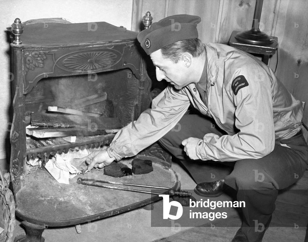 Le journaliste de guerre Burns Notes (photo b/w)