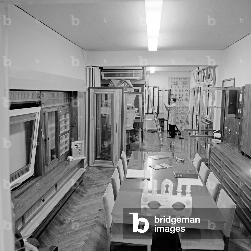 Articoli all'interno dello outlet della società di ferramenta per architettura Musfeldt ad Amburgo by night, G