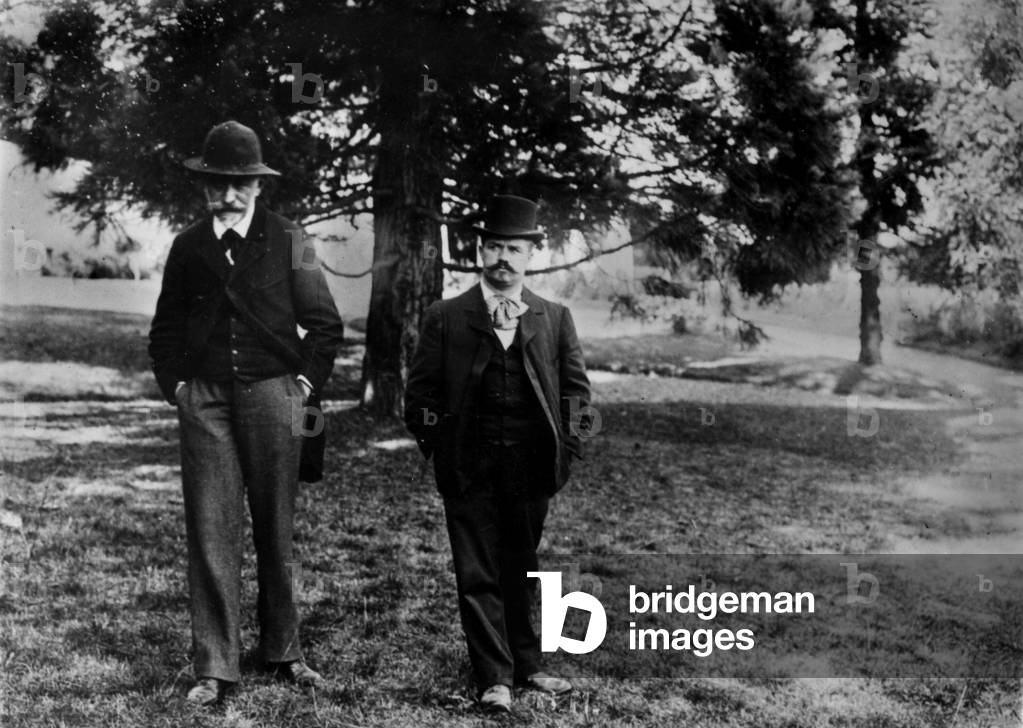 Joris Karl Huysmans (l, 1848-1907) französischer Schriftsteller mit seinem Freund Lucien Descaves in Liguge, F