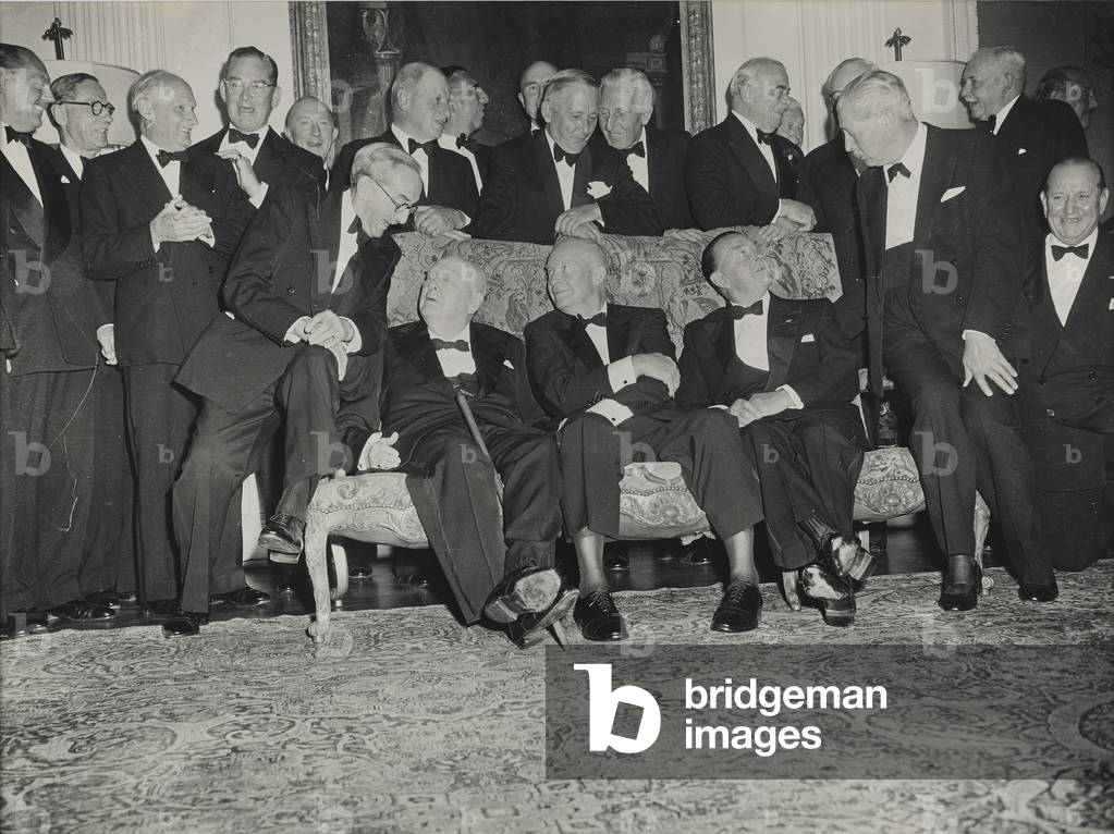 Sir Winston Churchill e Dwight D. Eisenhower ad una cena tenutasi a Winfield House, la casa degli ambasciatori