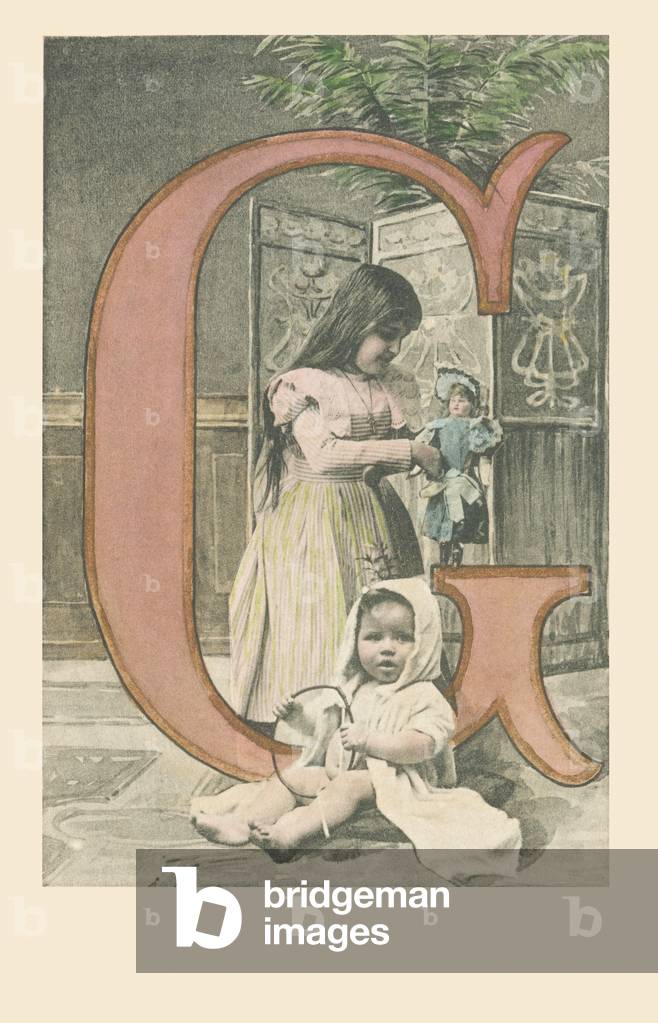 "G: Ein Mädchen mit einer Puppe und ein Baby in einem Bademantel" 1801 von French School