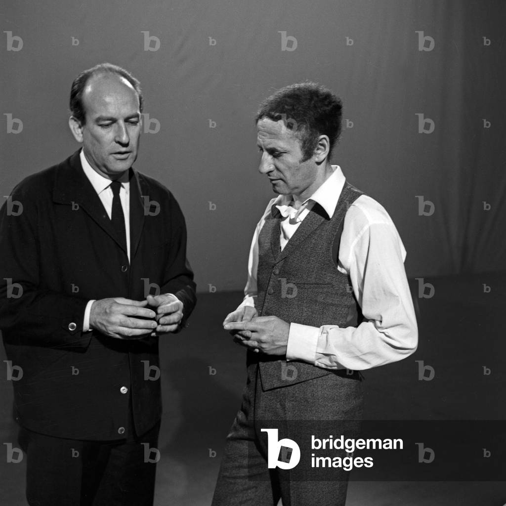 La pantomima francese Marcel Marceau si esibisce ad Amburgo, parlando con il regista Ruprecht Essberger, Germa