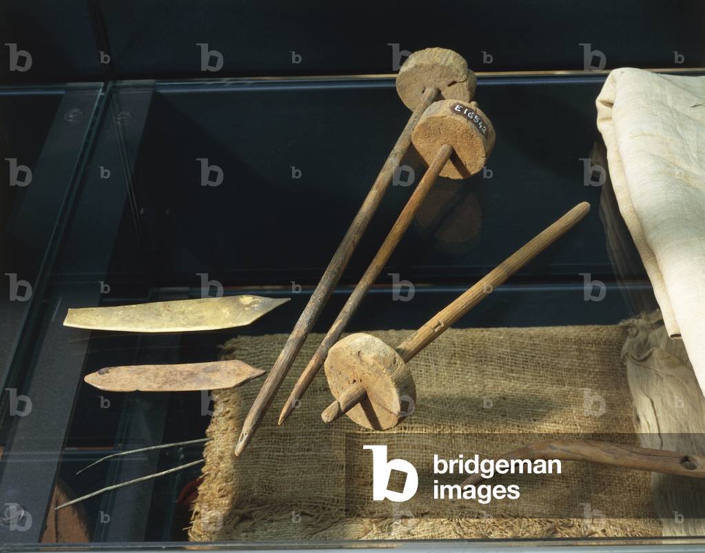 Outils égyptiens anciens utilisés pour la fabrication de textiles : spatules, aiguilles en bronze, broches en 