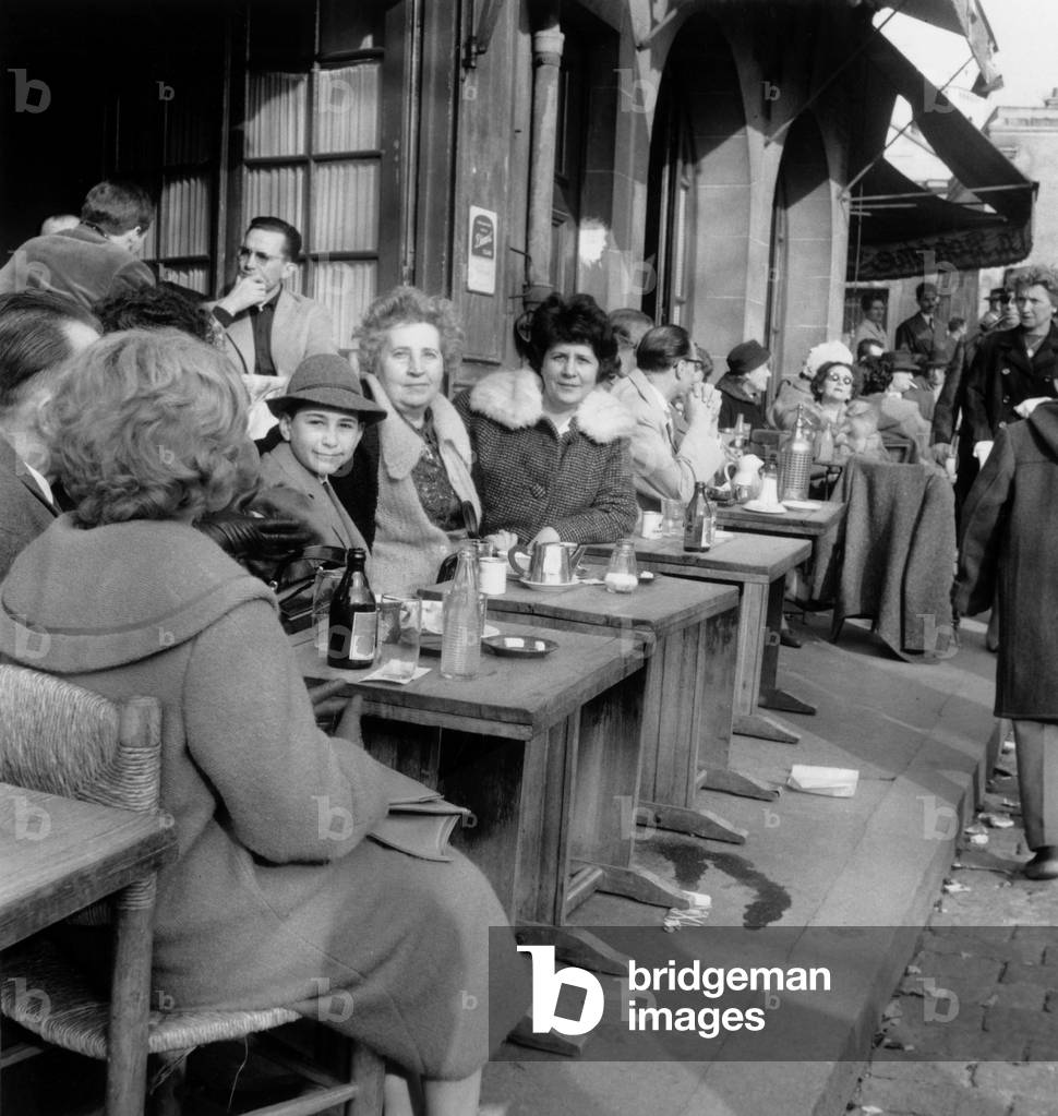 Bild von Fotografie "In einem Café in Montmartre (Place Du Tertre) 20. März 1960 (s/w-Foto)" 1960, b/w