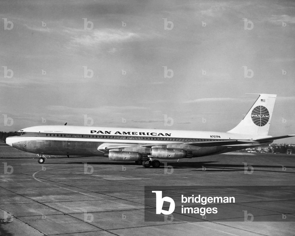 Immagine di Fotografia "Profilo laterale di un aereo panamericano in un aeroporto", b/w
