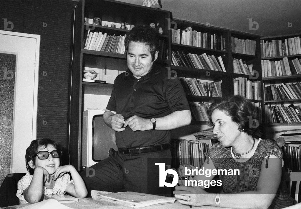 Immagine di Fotografia "serge klarsfeld con è moglie beate e loro figlia lyda luglio 1979 (b/n foto)" 1979, b/