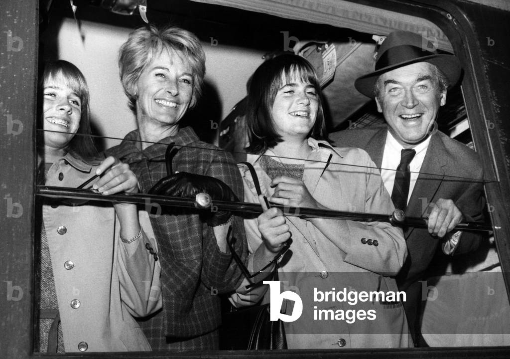 Bild von Fotografie "James Stewart mit seiner Frau und Töchter am Bahnhof Saint Lazare" 1966, b/w