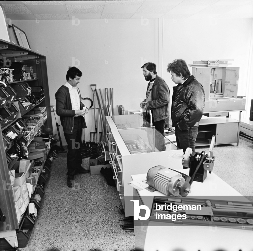 Bild von Fotografie "HO-Laden 24 03 1985 Karl-Marx-Stadt Heckertgebiet Bruno-Granz-Straße 68 am 24 03 eröffnet