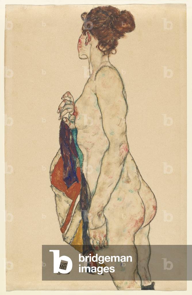 in piedi nudo con una fantasia veste, 1917 (guazzo e nero pastello su carta buff)