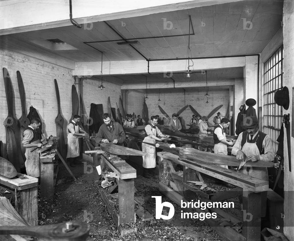 Immagine di Fotografia "Adattare l'industria allo sforzo bellico: Realizzare eliche a Islington", 1918 di Henr