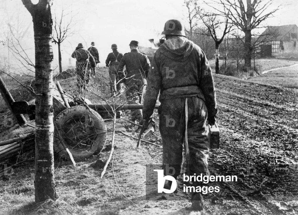 Image of German infantry on patrol, 1945 (b/w photo)