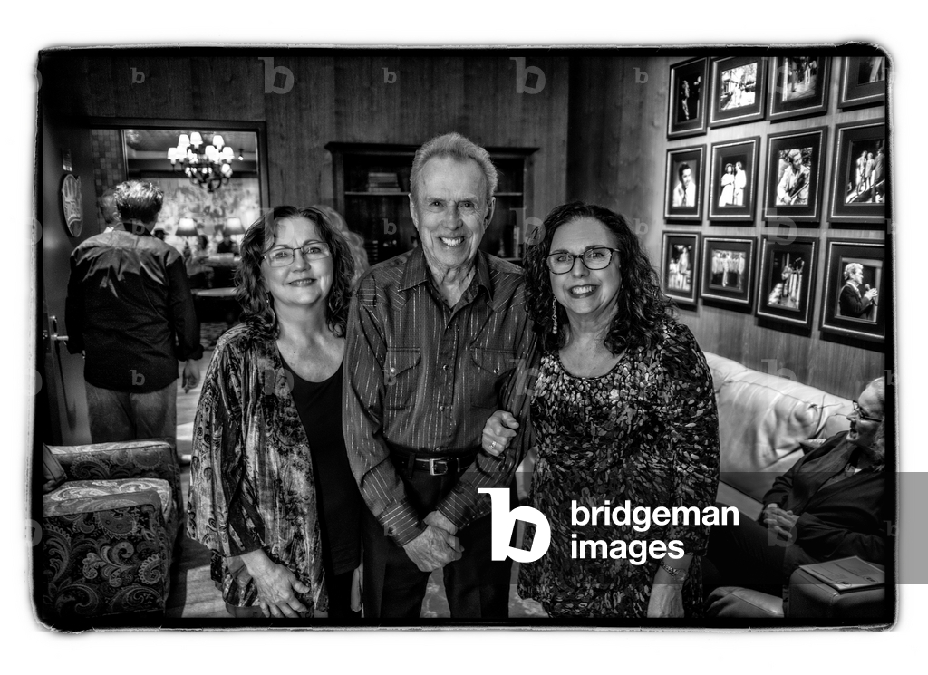 Image of Cheryl, Buck and Sharon of the Whites backstage in The by ...