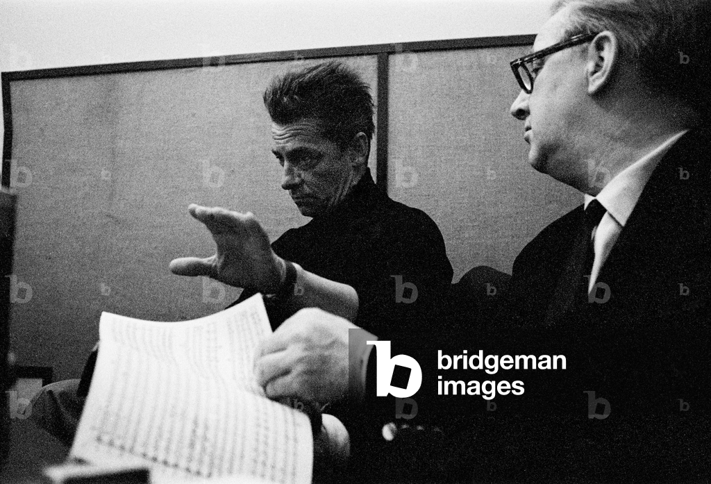 Bild von Fotografie "Walter Legge und Dirigent Herbert von Karajan" 1957 von Erich Lessing