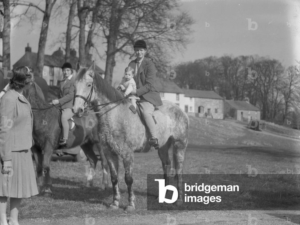 Bild von Fotografie "Ein Blick auf eine Frau und ein Kind saß auf einem Pferd" 1930 von Joseph Hardman, b/w