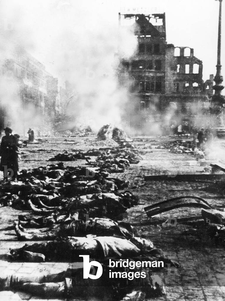 Immagine di Fotografia "Cremazione di corpi dopo le incursioni aeree su Dresda nel 1945 (foto in b/n)" 1945, b