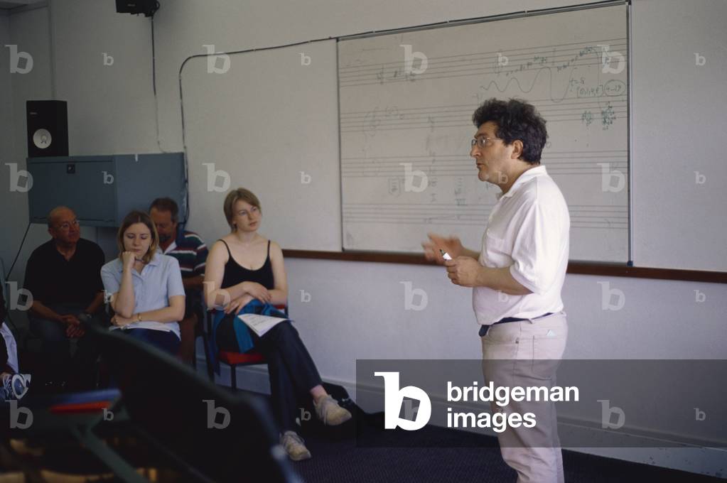 Robert Saxton hält einen Vortrag bei