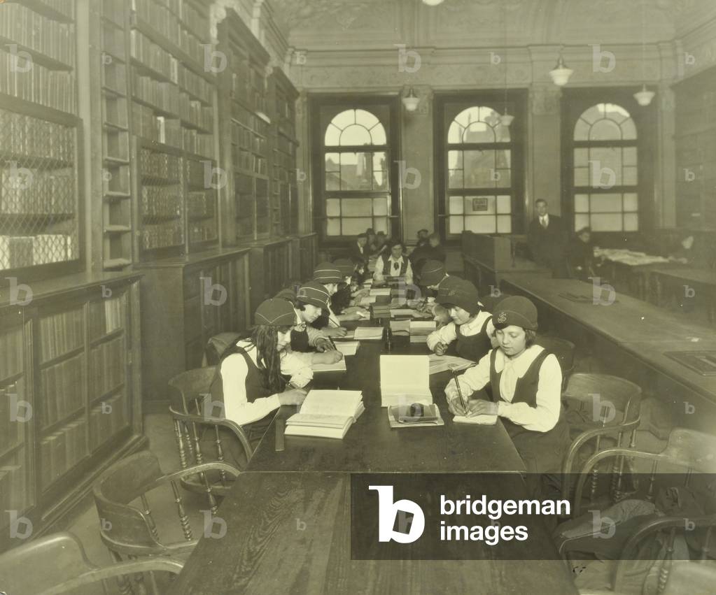 Immagine di Fotografia "Stepney Green School: ragazze visitare Stepney Public Library" 1929 di English Photogr
