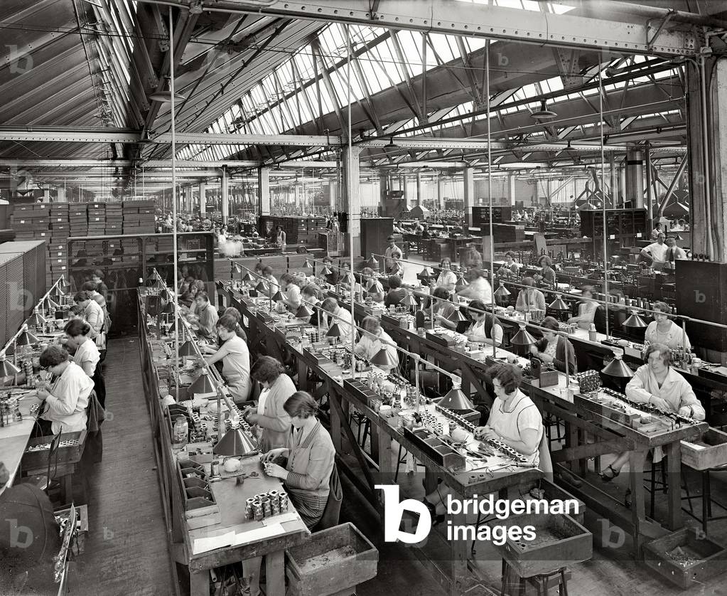 Immagine di Fotografia "Atwater Kent radio set sala di montaggio", b/w