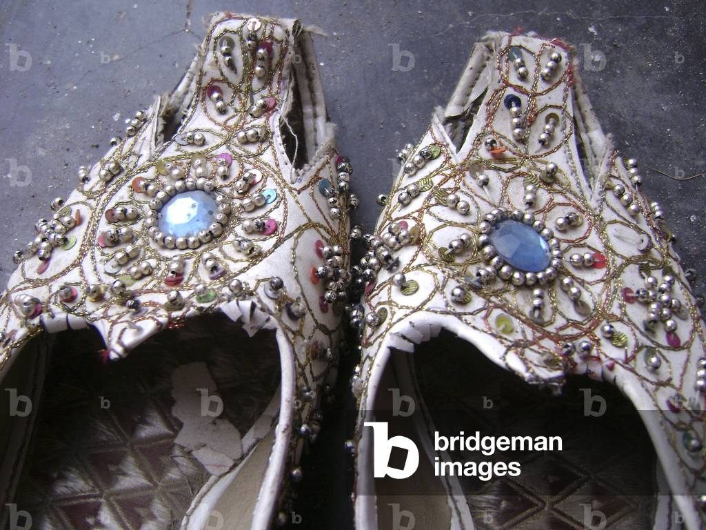 Bild von Fotografie "Detail eines Paares von indischen Schuhen (Foto)"
