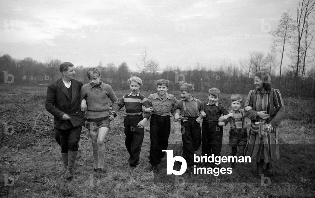 "Famiglia rifugiati nella loro casa vicino a Muenster" 1954, b/w