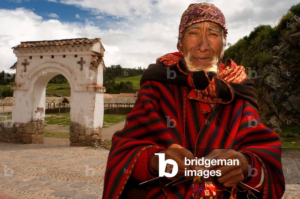 Ein Handwerker webt einen Hut auf den Straßen von Chinchero im Heiligen Tal in der Nähe von Cuzco, Peru (Foto)