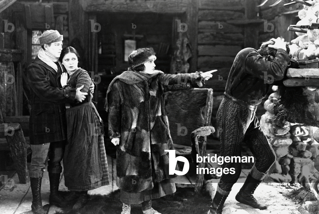 Immagine di Fotografia "Donna che difende una giovane coppia" 1920, b/w