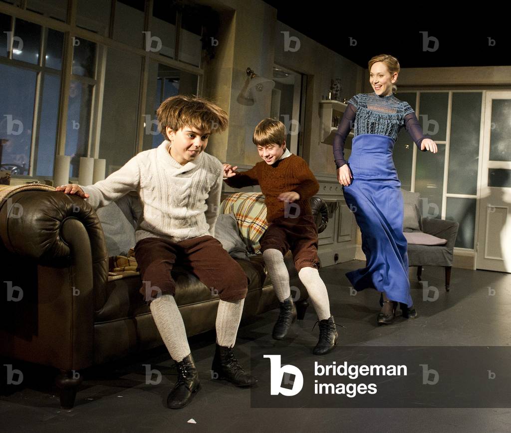 "Ein Puppenhaus (Foto)" von Tristam Kenton