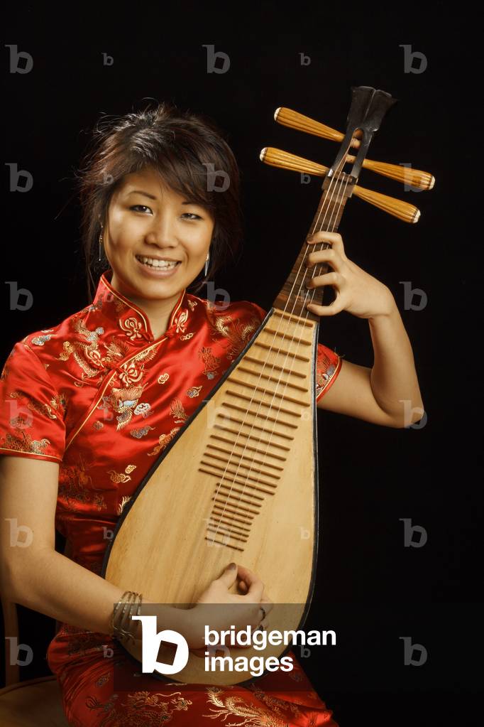 Bild von Fotografie "Chinesisches Mädchen spielt eine chinesische Pipa" von Chris Stock