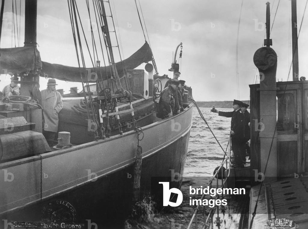 Immagine di Fotografia "Controllo di frontiera di una nave" 1933, b/w
