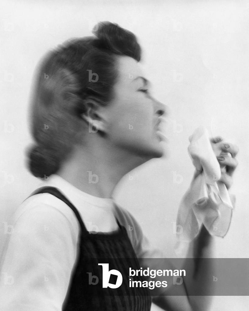 Immagine di Fotografia "Profilo laterale di una giovane donna che starnutisce", b/w