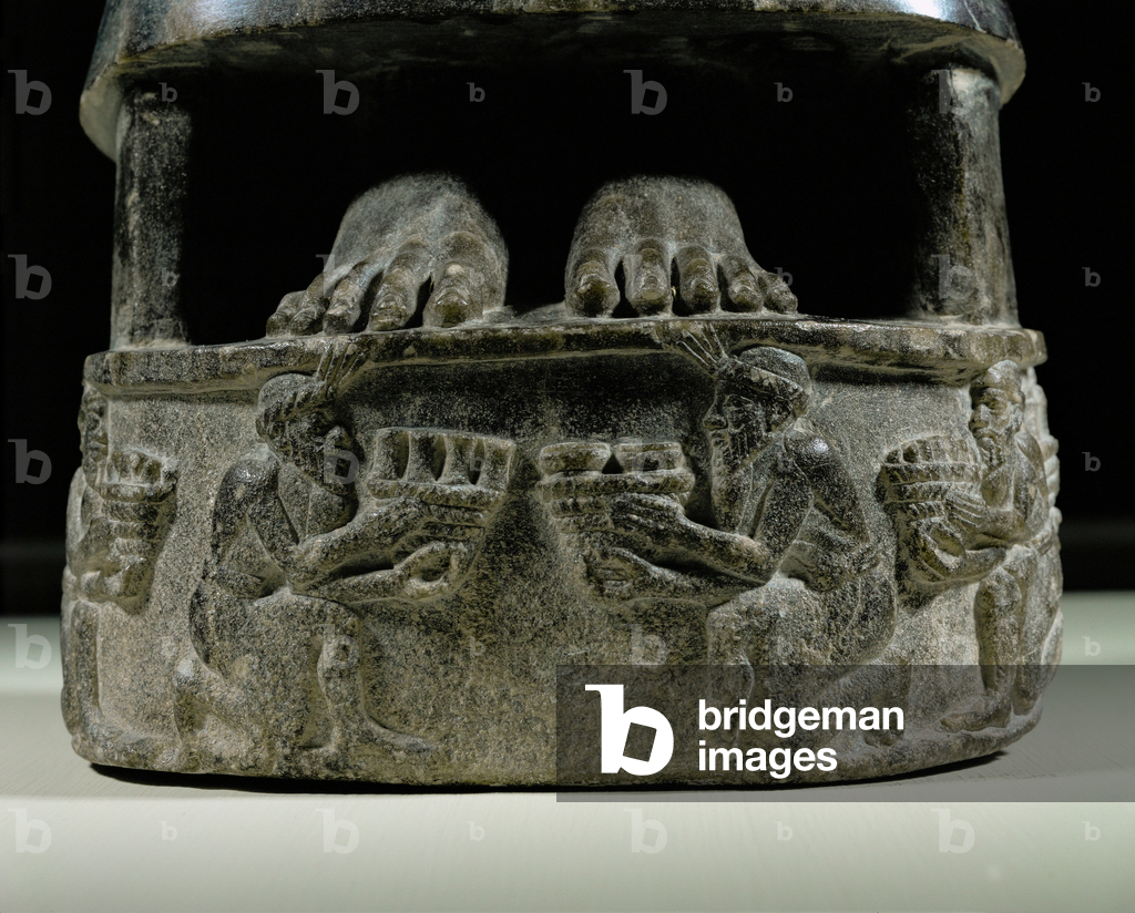 Zwei Personen präsentieren Opfergaben ...