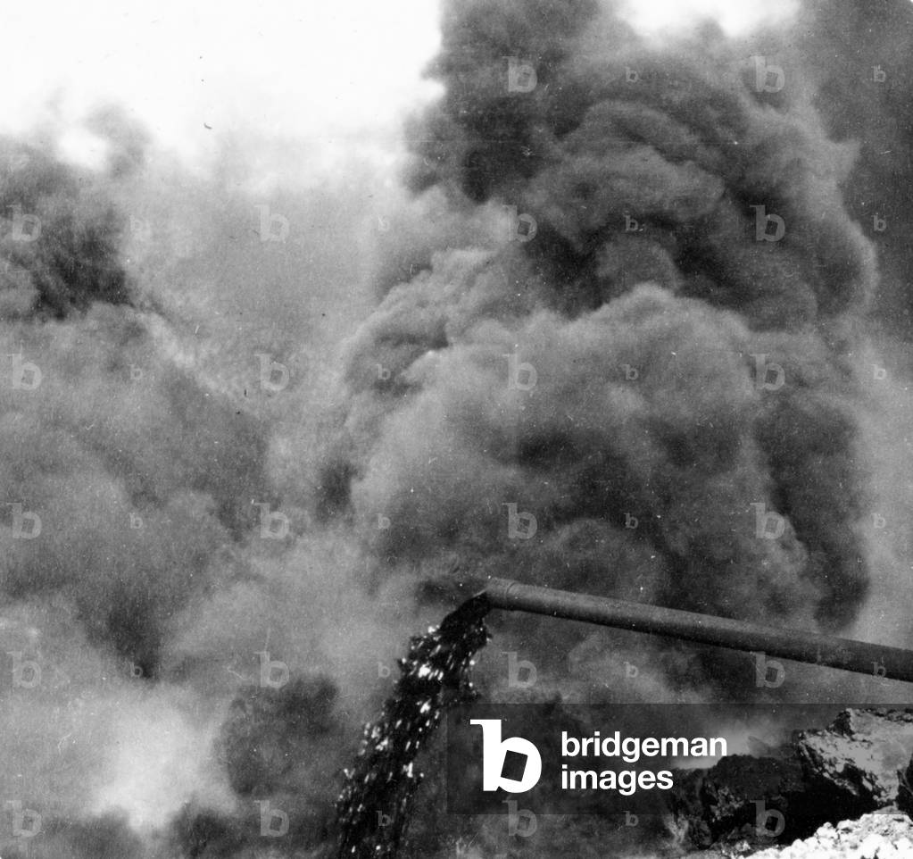 Immagine di Fotografia "Un pozzo di petrolio in fiamme" 1932, b/w