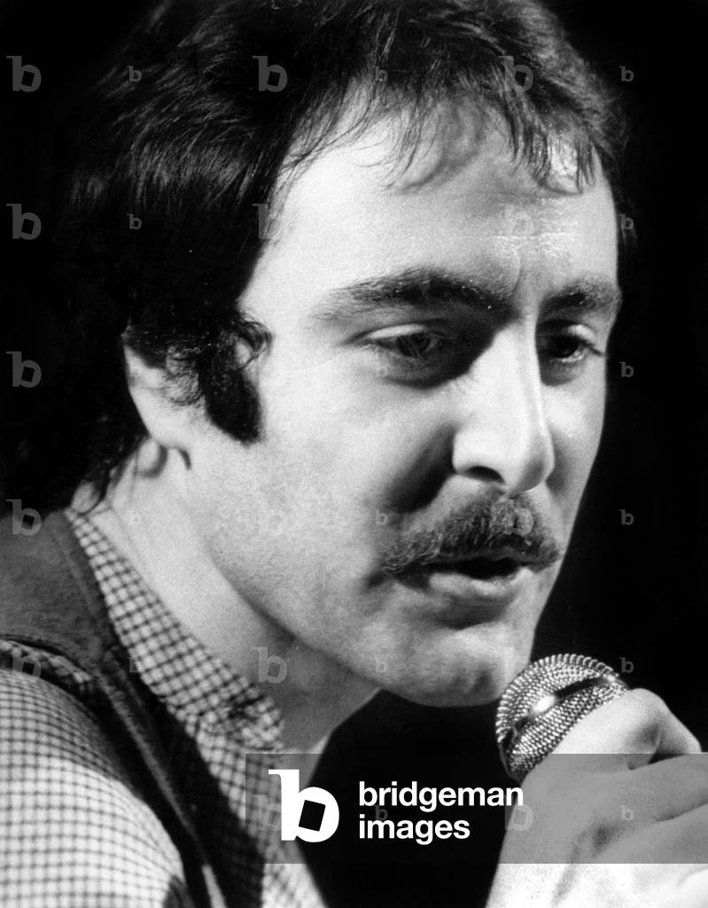 Michel Delpech durante la registrazione di un programma televisivo, 29 dicembre 1975 (foto in b/n)