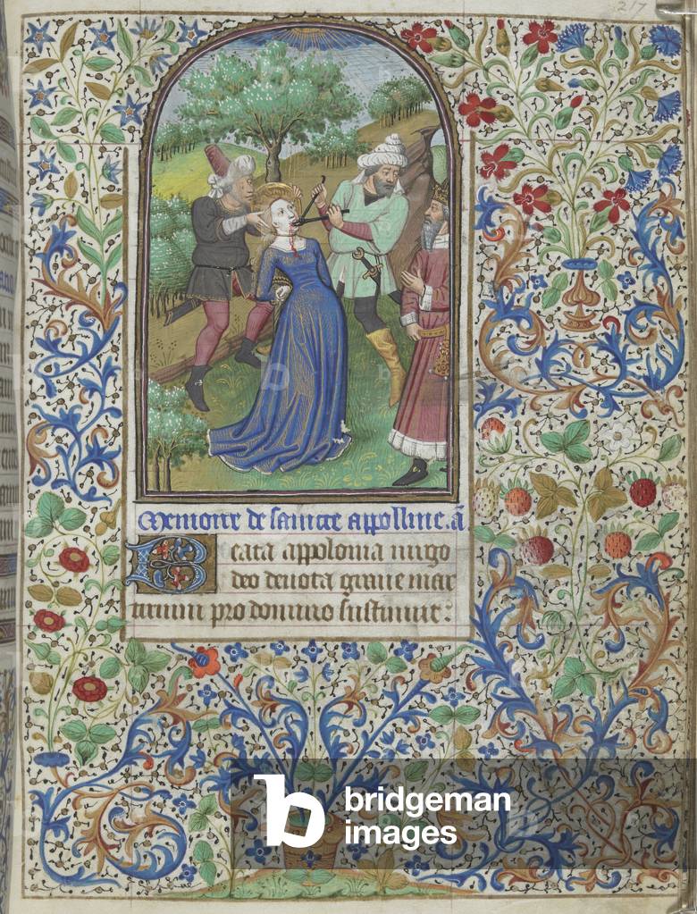 Miniatura del martirio di Apollonia, all'inizio del suo suffragio. Due assistenti in turbanti le estraggono i 