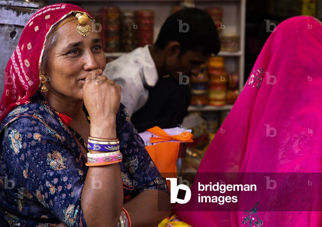 Immagine di Fotografia "Donne del Rajasthan in un negozio" 2019