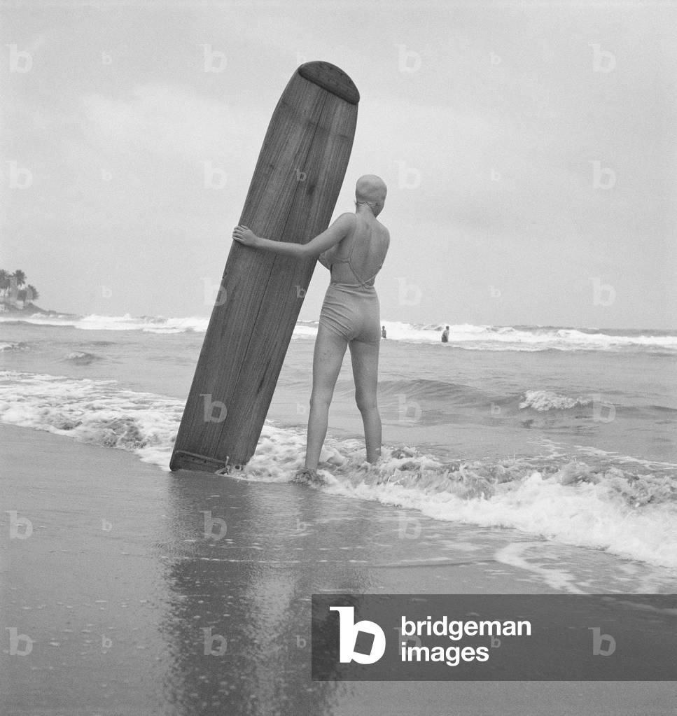 Surfista in attesa di un'onda, Ceylon, 1935 (foto b/n)