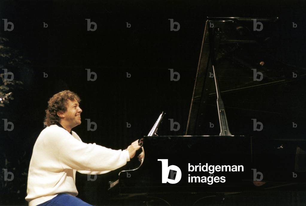 "Pascal Roge seduto al pianoforte durante le prove a Snape"