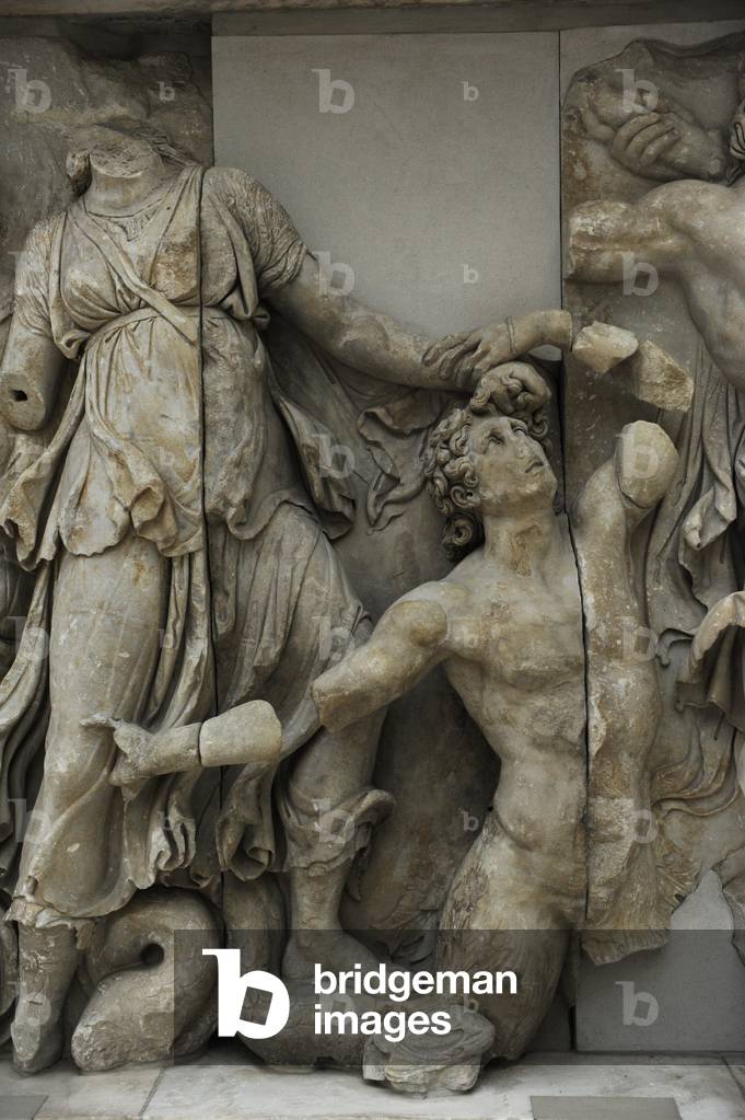 Dettaglio dal fregio ovest dell'Altare di Pergamo che mostra Doris e un Gigante, Museo Pergamon, Berlino, Germ