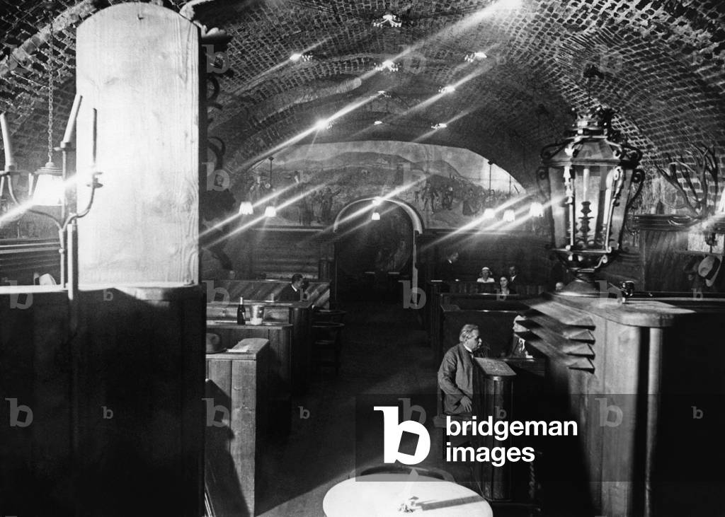 Immagine di Fotografia "Il ristorante seminterrato «Hofkeller» a Vienna (foto in b/n)" 1920, b/w