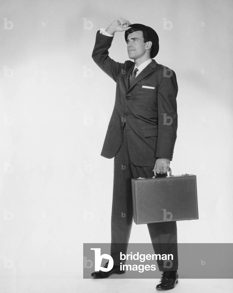 Geschäftsmann trägt Aktentasche