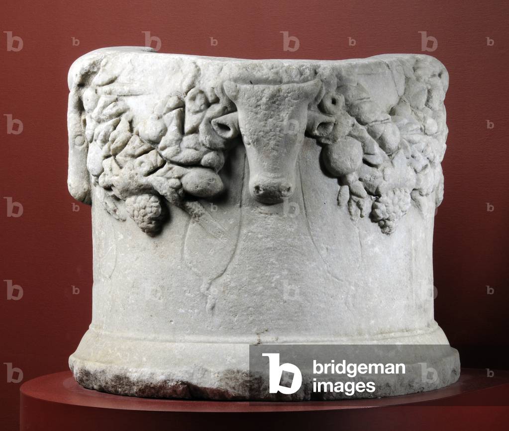 "Votivaltar mit einer Widmung durch den Vorstand von agoranomoi an Aphrodite Timuchos", c.200 BC von Greek sch