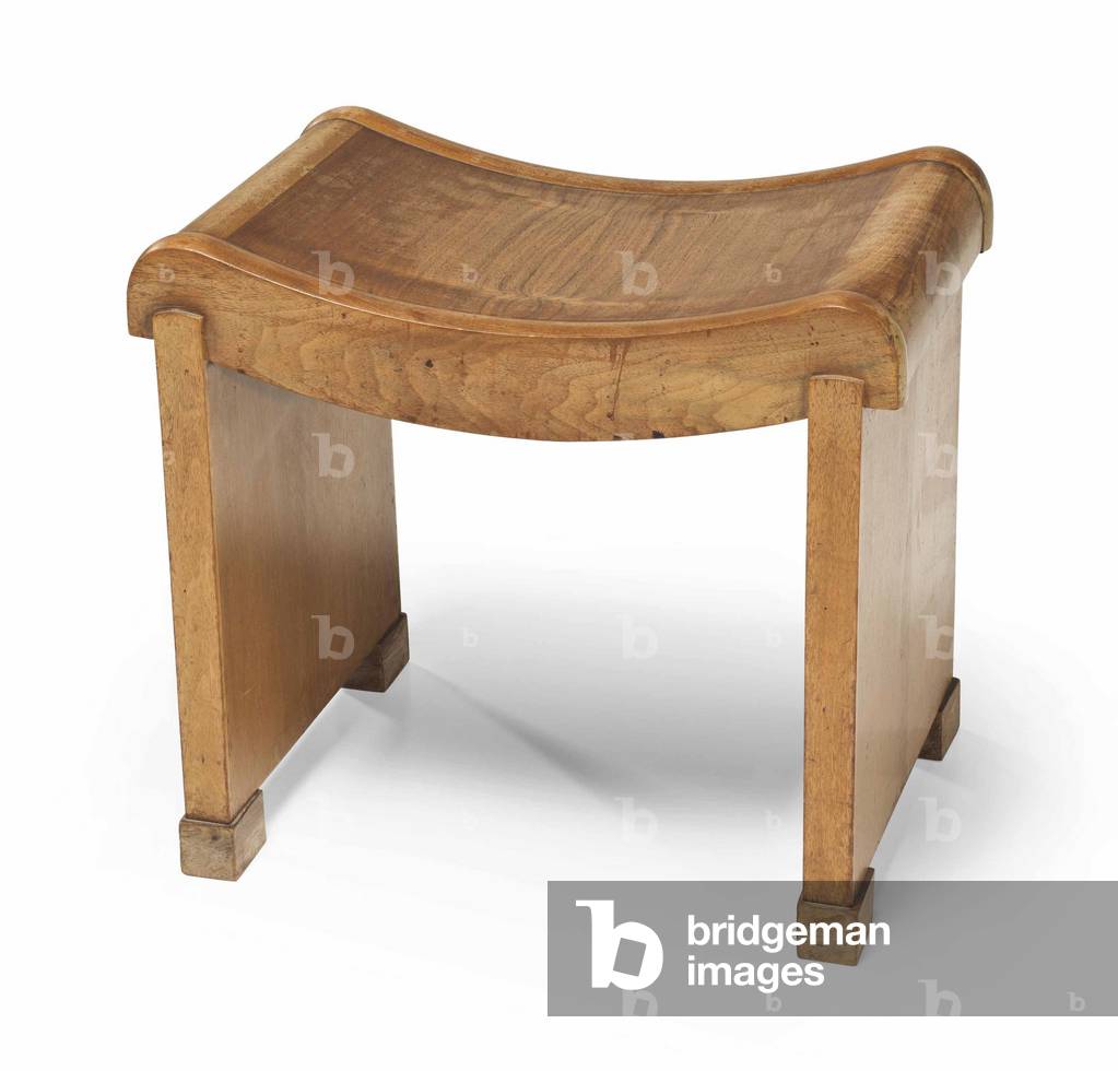 MT105 Hocker, entworfen 1923, ausgeführt um 1929 (Nussbaum)